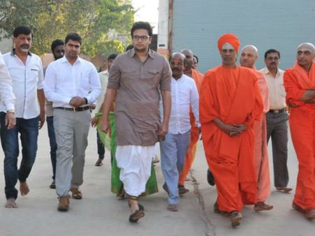 ಸಿದ್ದಗಂಗಾ ಶ್ರೀಗಳ ಭೇಟಿ ಮಾಡಿದ ಮೈಸೂರು ರಾಜವಂಶಸ್ಥ ಯದುವೀರ್