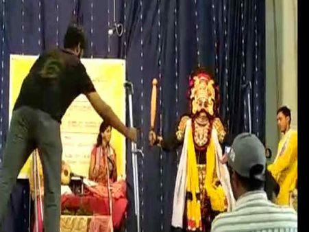 ಮಂಗಳೂರು ಪತ್ರಕರ್ತರು ಪ್ರದರ್ಶಿಸುತ್ತಿದ್ದ ಯಕ್ಷಗಾನಕ್ಕೆ ಅವಮಾನ