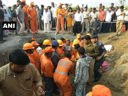 ಬೋರ್ವೆಲ್ ನಲ್ಲಿ ಬಿದ್ದಿದ್ದ 6 ವರ್ಷದ ಮಗು ಪವಾಡಸದೃಶ ಪಾರು