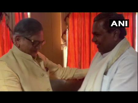 ವರ್ಷಗಳ ನಂತರ ಅಕ್ಕಪಕ್ಕ ಕೂತು ಮಾತನಾಡಿದ ಎಸ್ಸೆಂ ಕೃಷ್ಣ, ಸಿದ್ದರಾಮಯ್ಯ