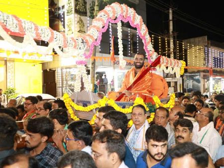 ಮಂಗಳೂರು ರಥೋತ್ಸವ: ಕಾಶೀ ಮಠಾಧೀಶರಿಗೆ ಭವ್ಯ ಸ್ವಾಗತ