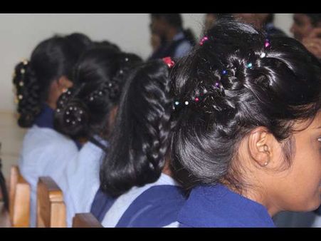 ಮಂಗಳೂರಿನ ವಿವಿ ಕಾಲೇಜಿನಲ್ಲಿ ಮೆಹಂದಿ, ಕೇಶವಿನ್ಯಾಸದ ಸಂಭ್ರಮ!