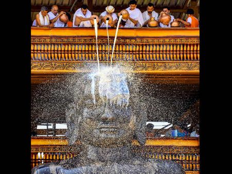 ಹೊನ್ನ ಕಲಶದಲ್ಲಿ ಶೋಭಿಸಿದ ವಿರಾಟ್ ವಿರಾಗಿ: ನಾಳೆ ಕೊನೆ ದಿನದ ಮಜ್ಜನ