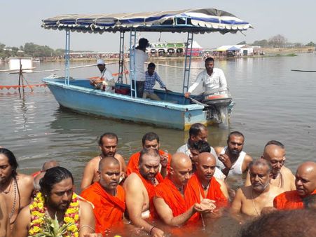 ಕುಂಭಮೇಳದಲ್ಲಿ ಭಕ್ತರಿಂದ ಪುಣ್ಯಸ್ನಾನ: ಯಾಗಶಾಲೆ ಪ್ರಧಾನ ಆಕರ್ಷಣೆ