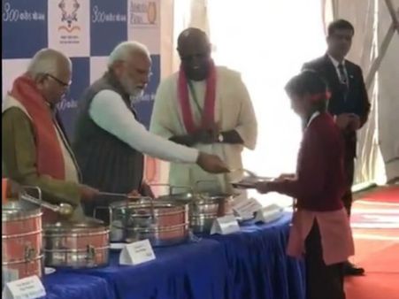 ಬೃಂದಾವನದಲ್ಲಿ ಮಕ್ಕಳಿಗೆ ಬಿಸಿಯೂಟ ಬಡಿಸಿದ ಪ್ರಧಾನಿ ಮೋದಿ