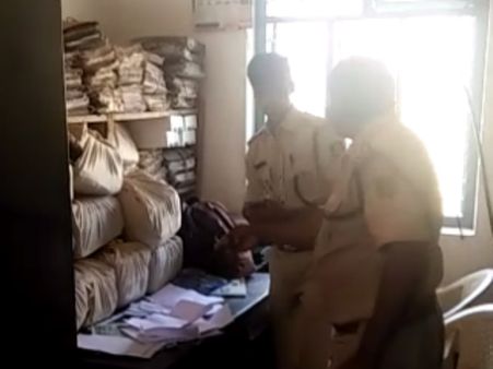 ಬಯಲಾಯ್ತು ಕಳಸ ಅರಣ್ಯಾಧಿಕಾರಿಯ ಬಣ್ಣ, ಅರಣ್ಯ ರಕ್ಷಕನ ಮೇಲೆಯೇ ಹಲ್ಲೆ!