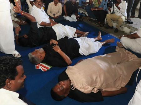 ರಾಜ್ಯಪಾಲೆ ಕಿರಣ್ ಬೇಡಿ ನಿವಾಸದ ಮುಂದೆ ರಾತ್ರಿ ಕಳೆದ ಪುದುಚೆರಿ ಸಿಎಂ