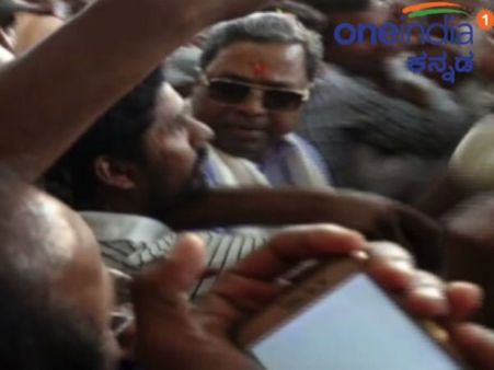 ಸೆಲ್ಫಿ ತೆಗೆಯಲು ಬಂದವನಿಗೆ ಬಿತ್ತು ಸಿದ್ದರಾಮಯ್ಯರಿಂದ ಏಟು