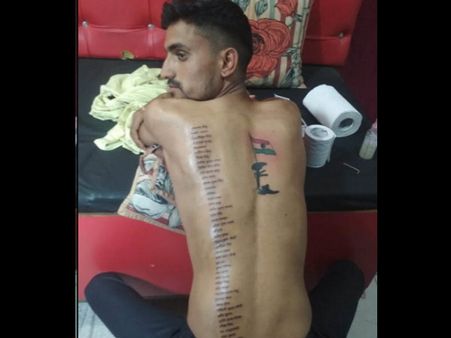 ಹುತಾತ್ಮ ಸೈನಿಕರ ಹೆಸರು ಹಚ್ಚೆ ಹಾಕಿಸಿಕೊಂಡ ದೇಶಪ್ರೇಮಿ