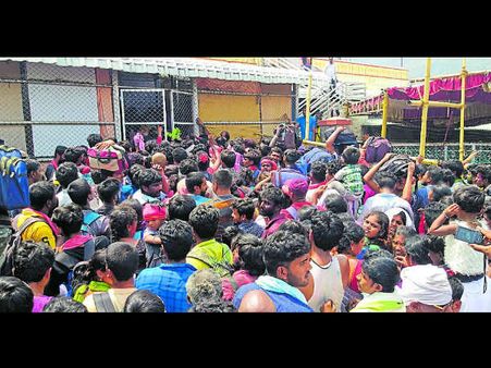 ಮಲೆಮಹದೇಶ್ವರದಲ್ಲಿ ಶಿವನ ದರ್ಶನ ಪಡೆಯಲು ನೂಕುನುಗ್ಗಲು