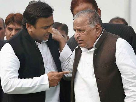 ಅಪ್ಪನ ಹೆಸರು ಸ್ಟಾರ್ ಪ್ರಚಾರಕರ ಪಟ್ಟಿಗೆ ಸೇರಿಸಿದ ಅಖಿಲೇಶ್