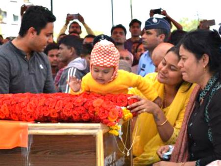 ವೈರಲ್ ಚಿತ್ರ: ಹುತಾತ್ಮ ಅಪ್ಪನ ಕಳೇಬರಕ್ಕೆ ಮುತ್ತಿಕ್ಕುತ್ತಿರುವ ಮುದ್ದುಕಂದ