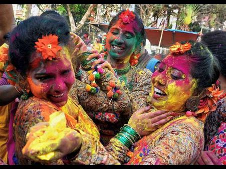 ಬಂತು ಬಂತು ಸಂಭ್ರಮದ ಹೋಳಿ... ಚೆಲ್ಲಿದೆ ಎಲ್ಲೆಲ್ಲೂ ರಂಗಿನ ಓಕುಳಿ...