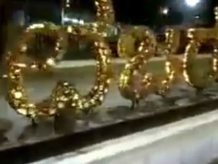 ಕಾರ್ ಪಾರ್ಕ್ ಬಳಿ ರಸ್ತೆ ಉದ್ದಕ್ಕೂ ಕನ್ನಡದ ವರ್ಣಮಾಲೆಯದ್ದೇ ಆಕರ್ಷಣೆ