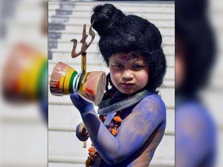 ಚಿತ್ರಗಳಲ್ಲಿ: ದೇಶಾದ್ಯಂತ ಭಕ್ತಿ, ಪ್ರೀತಿಯ ಶಿವರಾತ್ರಿ ಆಚರಣೆ