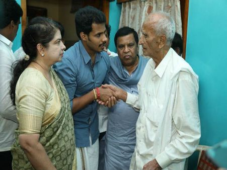 ಮಾದೇಗೌಡರ ಭೇಟಿಯಾದ ನಿಖಿಲ್ ಕುಮಾರಸ್ವಾಮಿ, ಬೆಂಬಲಕ್ಕೆ ಮನವಿ