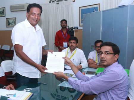 ಬೆಂಗಳೂರು ಸೆಂಟ್ರಲ್ ಕ್ಷೇತ್ರದಿಂದ ಪ್ರಕಾಶ್ ರೈ ನಾಮಪತ್ರ ಸಲ್ಲಿಕೆ