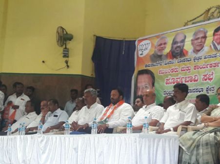 ಚುನಾವಣಾ ನೀತಿ ಸಂಹಿತೆ ಉಲ್ಲಂಘನೆ : ಹಂಚಲು ತಂದಿದ್ದ ತಿಂಡಿ ವಶಕ್ಕೆ