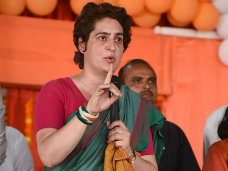 ಪ್ರಿಯಾಂಕಾ ಹಾರ ಹಾಕಿದ ಶಾಸ್ತ್ರಿ ಪ್ರತಿಮೆ ಶುದ್ಧಗೊಳಿಸಿದ ಬಿಜೆಪಿ ಕಾರ್ಯಕರ್ತರು