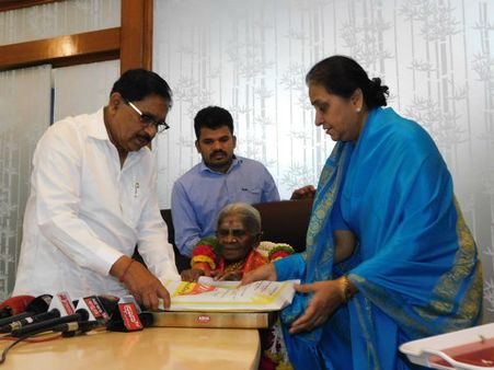 ಪದ್ಮಶ್ರೀ ಪುರಸ್ಕೃತೆ ವೃಕ್ಷಮಾತೆ ಸಾಲುಮರದ ತಿಮ್ಮಕ್ಕಗೆ ಸರ್ಕಾರದ ನಮನ