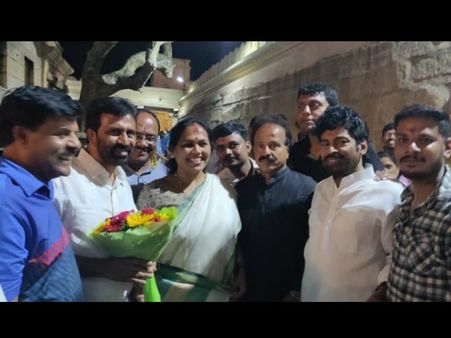 ಚಾಮುಂಡಿಗೆ ವಿಶೇಷ ಪೂಜೆ ಸಲ್ಲಿಸುತ್ತಿರುವ ಚುನಾವಣಾ ಕಣದ ಹುರಿಯಾಳುಗಳು