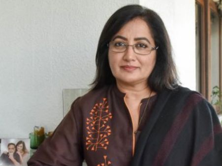 ಐಟಿ ಅಧಿಕಾರಿಗಳೇನು ನಮ್ಮ ಮನೆಯ ಆಳುಗಳಾ? ಸುಮಲತಾ ಪ್ರಶ್ನೆ