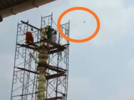 ಪೊಳಲಿ ರಾಜರಾಜೇಶ್ವರಿ ದೇವಾಲಯದ ಧ್ವಜಸ್ತಂಭ ಪ್ರತಿಷ್ಠೆ ವೇಳೆ ಪವಾಡ!