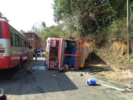 ಉಪ್ಪಿನಂಗಡಿ ಬಳಿ ಗ್ಯಾಸ್ ಟ್ಯಾಂಕರ್ ಪಲ್ಟಿ: ಟ್ರಾಫಿಕ್ ಜಾಮ್