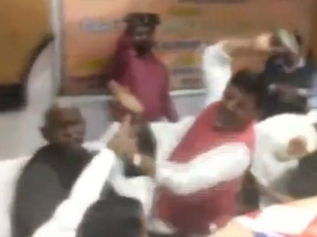 ವಿಡಿಯೋ: ಚಪ್ಪಲಿ ಹಿಡಿದು ಹೊಡೆದಾಡಿಕೊಂಡಿ ಬಿಜೆಪಿ ಶಾಸಕ, ಸಂಸದ