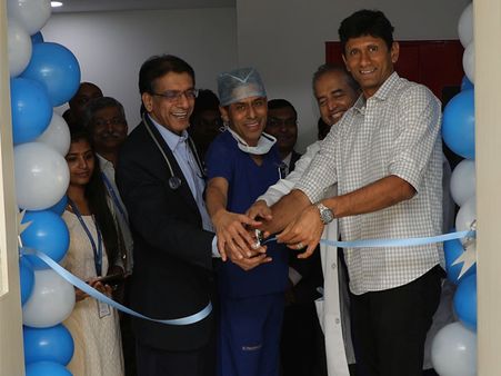 ನಾರಾಯಣ ಹೆಲ್ತ್ ಸಿಟಿ ಟ್ರೆಡ್ ಮಿಲ್ ಮೇಲೆ ಮಾಜಿ ಕ್ರಿಕೆಟರ್ ವಾಕಿಂಗ್