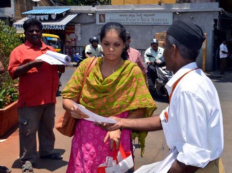ಬೆಂಗಳೂರು ಉತ್ತರ : ಗಣವೇಷಧಾರಿಯಾಗಿ ಅಭ್ಯರ್ಥಿಯಿಂದ ಮತಯಾಚನೆ