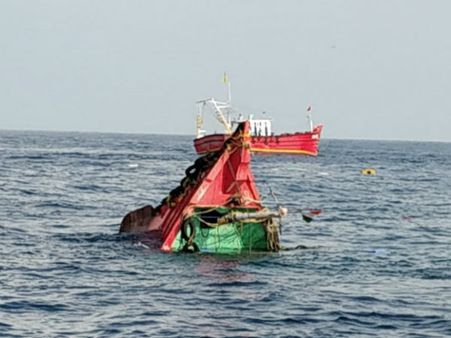 ಮಲ್ಪೆಯ ಮೀನುಗಾರಿಕಾ ಬೋಟ್ ಮುಳುಗಡೆ:7 ಮೀನುಗಾರರ ರಕ್ಷಣೆ