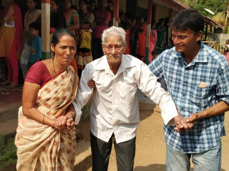 ಮೊಮ್ಮಕ್ಕಳೊಂದಿಗೆ ಬಂದು ಮತ ಚಲಾಯಿಸಿದ ಅಸ್ನೋಟಿಯ ಶತಾಯುಷಿ