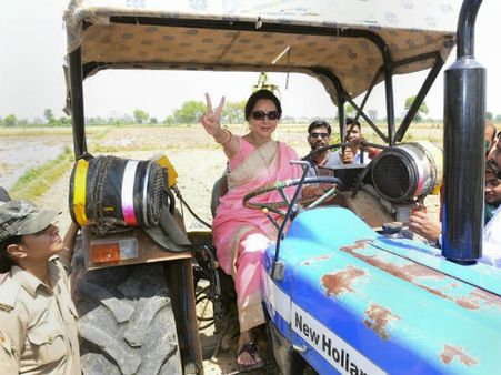 ಕೊಯ್ಲು ಮಾಡಿದ್ದಾಯ್ತು, ಈಗ ಟ್ರ್ಯಾಕ್ಟರ್ ಓಡಿಸಿದ ಹೇಮಾ ಮಾಲಿನಿ