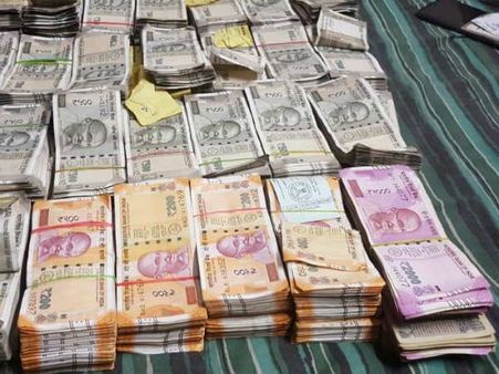 ವಿಡಿಯೋ : 4 ಕೋಟಿ ಹಣ ವಶಕ್ಕೆ, ಕಾರಿನ ಸ್ಟೆಪ್ನಿಯಲ್ಲಿತ್ತು 2 ಕೋಟಿ!