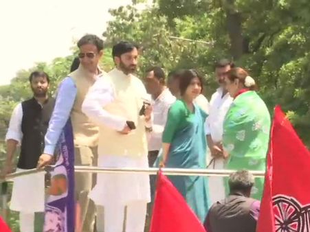 ಮೈತ್ರಿ ಅಭ್ಯರ್ಥಿಯಾಗಿ ಶತ್ರುಘ್ನ ಸಿನ್ಹಾ ಪತ್ನಿ ಪೂನಮ್ ಲಕ್ನೋನಲ್ಲಿ ನಾಮಪತ್ರ ಸಲ್ಲಿಕೆ