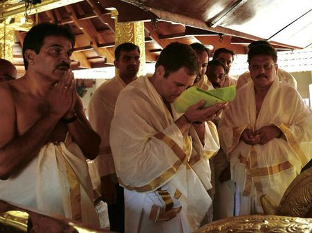 ಪಂಚೆಯುಟ್ಟು, ಶಲ್ಯ ಹೊದ್ದು ಕೇರಳದ ತಿರುನೆಲ್ಲಿಯಲ್ಲಿ ಪಿತೃ ಕಾರ್ಯ ಮಾಡಿದ ರಾಹುಲ್