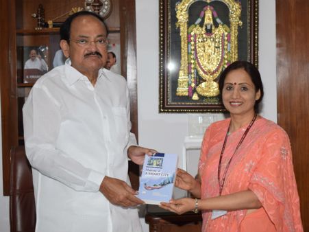 ಸ್ಮಾರ್ಟ್ ಸಿಟಿ ಕುರಿತ ಪುಸ್ತಕಕ್ಕೆ ಶಾಲಿನಿ ರಜನೀಶ್‌ಗೆ ವೆಂಕಯ್ಯ ನಾಯ್ಡು ಅಭಿನಂದನೆ
