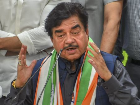 ಮತ್ತೆ ವಿವಾದದ ಕಿಡಿಯೆಬ್ಬಿಸಿರುವ 'ಖಾಮೋಶ್' ಶತ್ರುಘ್ನ ಸಿನ್ಹಾ