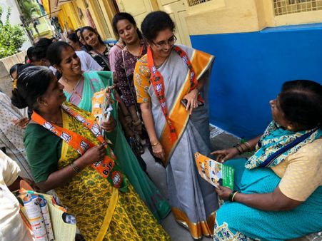 ತೇಜಸ್ವಿ ಸೂರ್ಯ ಪರ ಪ್ರಚಾರಕ್ಕಿಳಿದ ತೇಜಸ್ವಿನಿ ಅನಂತ್ ಕುಮಾರ್