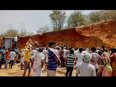 ತೆಲಂಗಾಣದಲ್ಲಿ ದುರಂತ: ಮಣ್ಣು ಕುಸಿದು 10 ಮಹಿಳಾ ಕಾರ್ಮಿಕರು ಜೀವಂತ ಸಮಾಧಿ