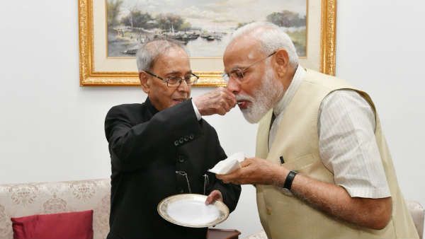 ಮೋದಿಗೆ ಸಿಹಿ ತಿನ್ನಿಸಿದ ಪ್ರಣಬ್ ಮುಖರ್ಜಿ, ಏನೇನೋ ಊಹಾಪೋಹ!