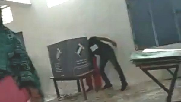 ಮತದಾರರ ಬದಲು ತಾನೇ ವೋಟ್ ಹಾಕುತ್ತಿದ್ದ ಏಜೆಂಟ್: ವೈರಲ್ ವಿಡಿಯೋ