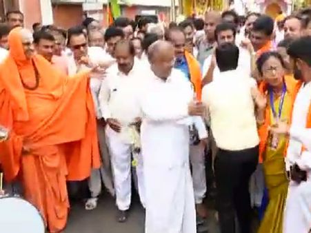 ವಿಡಿಯೋ:ಬಸವ ಜಯಂತಿ ಕಾರ್ಯಕ್ರಮದ ವೇಳೆ ಸಖತ್ ಸ್ಟೆಪ್ಸ್ ಹಾಕಿದ ಜಿಟಿ ದೇವೇಗೌಡ