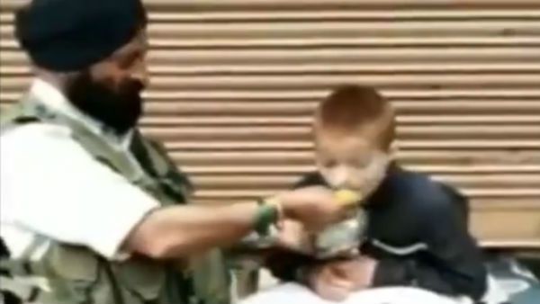 ಮಾನವೀಯತೆ ಮೆರೆದ ಸಿಆರ್‌ಪಿಎಫ್ ಯೋಧ: ಮನಮಿಡಿಯುವ ವಿಡಿಯೋ