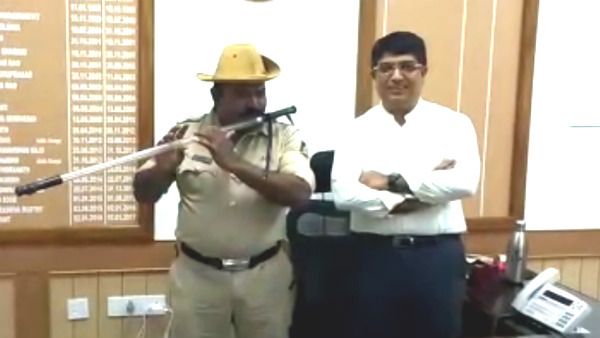 ದಂಡಿಸುವ ಲಾಠಿಯಲ್ಲಿ ಸಪ್ತಸ್ವರ, ಕೊಳಲು ವಾದನಕ್ಕೆ ತಲೆದೂಗಿದ ಖಾಕಿ ಪಡೆ!