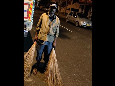 ಬೆಳಿಗ್ಗೆ 4.30ಕ್ಕೆ ಕಂಡ ಪೌರ ಕಾರ್ಮಿಕನಿಗೆ ಭೇಷ್ ಎಂದ ಸುರೇಶ್ ಕುಮಾರ್