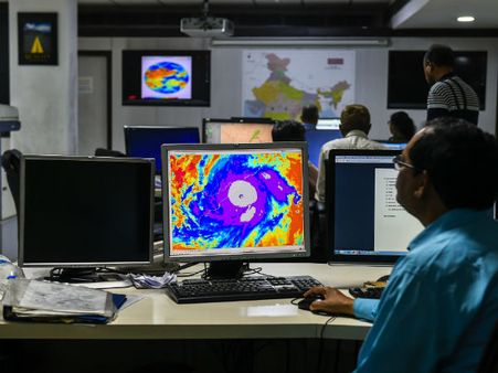 ಚಂಡಮಾರತದ ಅಬ್ಬರ ಕುರಿತ ಅಪ್ಡೇಟ್ಸ್, ಸಹಾಯಕ್ಕಾಗಿ ಡಯಲ್ 1938