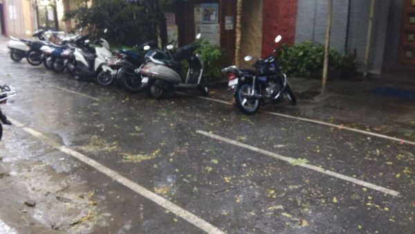 ಬೆಂಗಳೂರಲ್ಲಿ ಗುಡುಗು ಸಹಿತ ಭಾರಿ ಮಳೆ, ಅಲ್ಲಲ್ಲಿ ಆಲಿಕಲ್ಲು