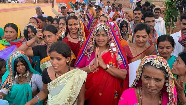 ಲಂಬಾಣಿ ದಿರಿಸಿನಲ್ಲಿ ಪ್ರಚಾರ, ಮತದಾರರನ್ನು ಸೆಳೆದ ಸಂಸದೆ ಶೋಭಾ